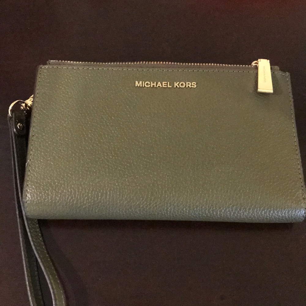 Michael Kors wristlet/wallet
